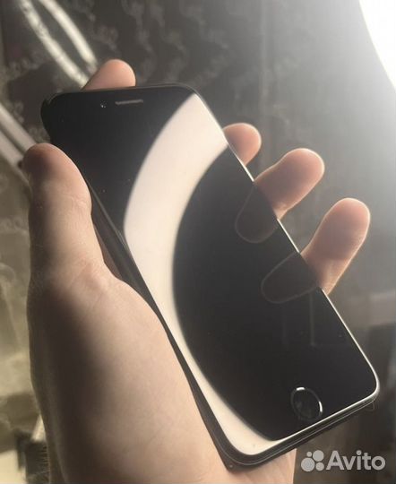 iPhone SE, 128 ГБ