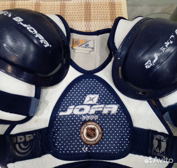 Хоккейная форма.Нагрудник и налокотники