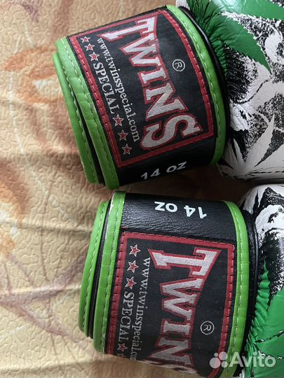 Боксерские перчатки 14 унций Twins