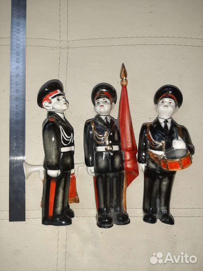 Фарфоровые фигурки статуэтки суворовцы