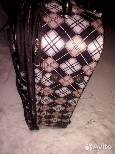 Чемодан на колесах сручкой