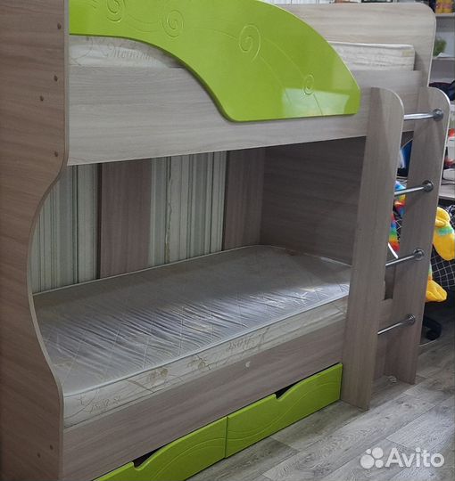Кровать двухьярусная