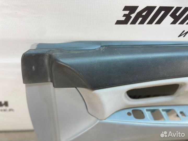 Обшивка боковой двери передняя правая Mazda Axela