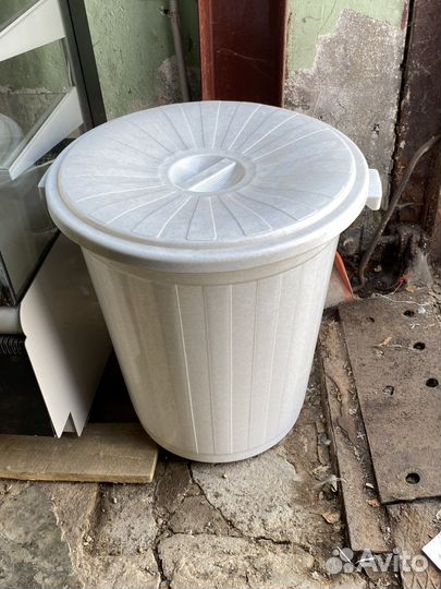 Ведро пластиковое с крышкой 100