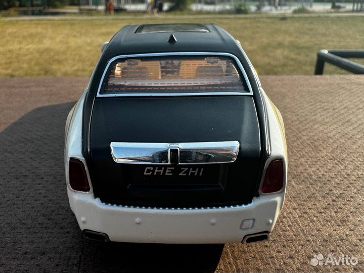 Модель автомобиля Rolls-Royce Phantom металл