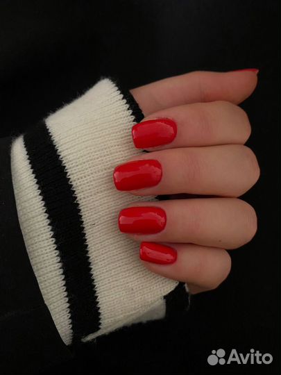 Маникюрс покрытием гель лак