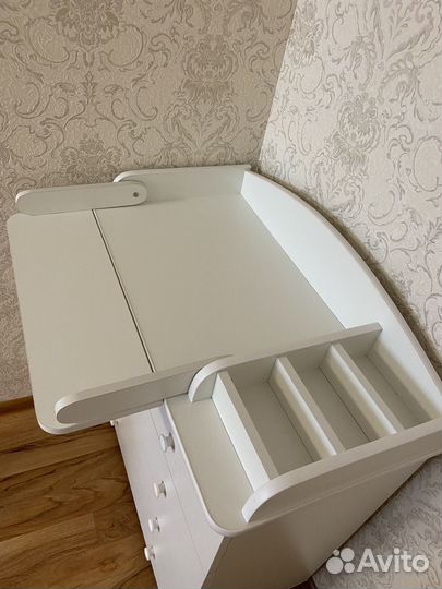 Детская кроватка с маятником и ящиком + комод