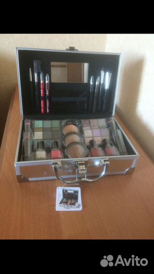 Косметический набор в чемоданчике