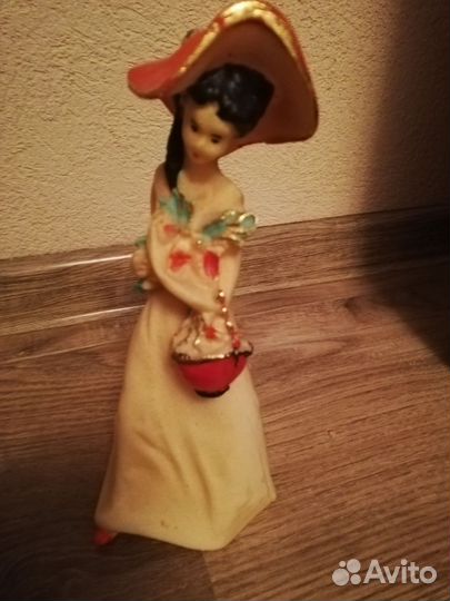 Статуэтка девушка в шляпе