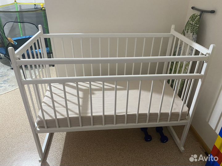 Детская кроватка с маятником