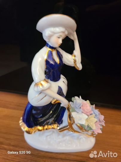 Статуэтка фарфор девушка