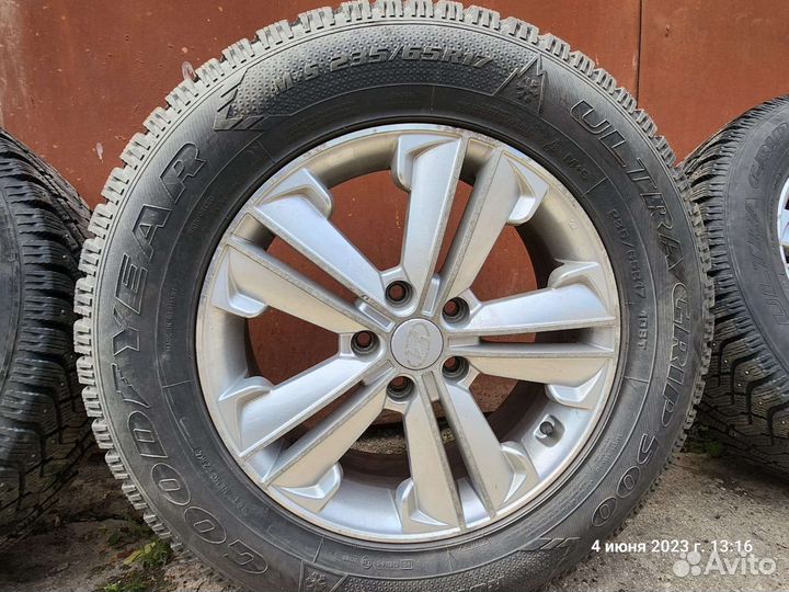 Goodyear UltraGrip 500 235/65 R17