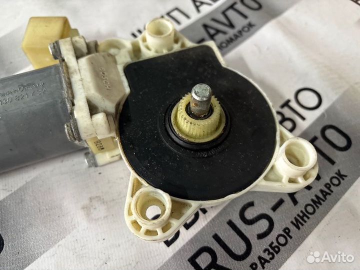 Моторчик стеклоподъемника задний правый Mercedes