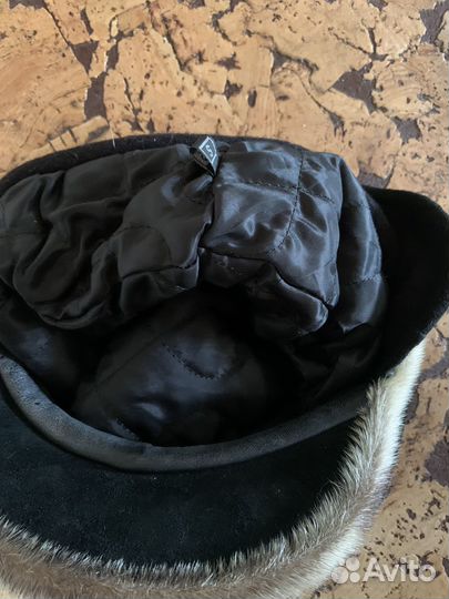 Женская замшевая кепка с меховой отделкой