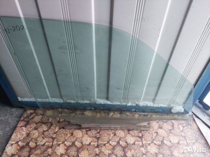 Стекло передней правой Mercedes-Benz W202