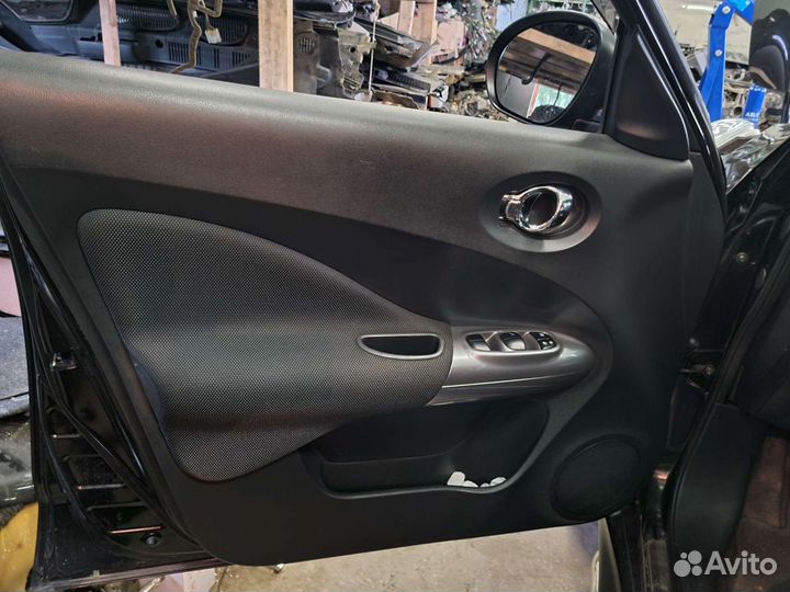 Обшивки дверей Nissan Juke 2011