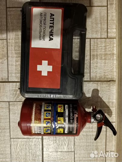 Новый Огнетушитель и аптечка. Набор автомобиля