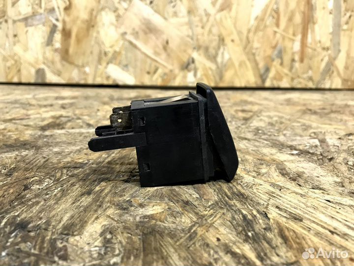 Кнопка обогрева заднего стекла Volkswagen Golf 2