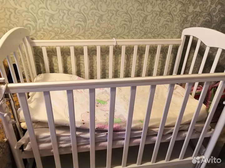 Детская кроватка с маятником белая