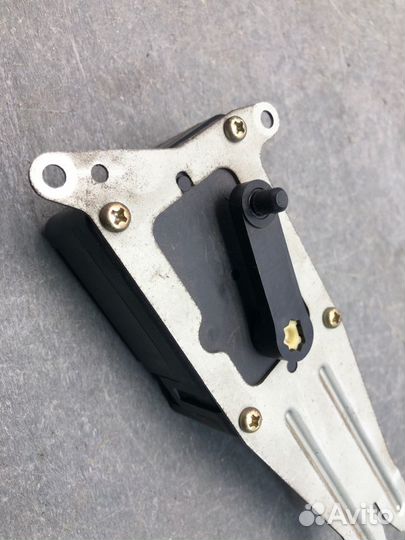 Сервопривод печки Mazda 323 BA Z5DE 1995