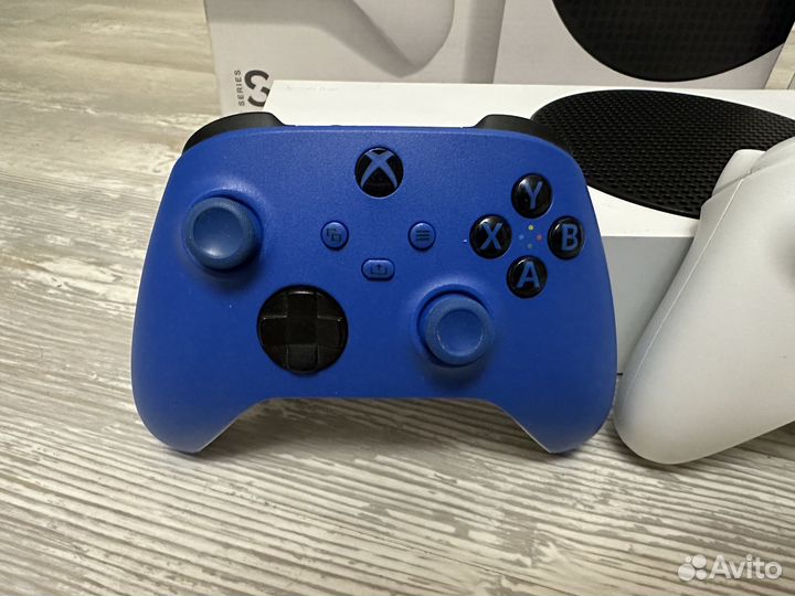 Xbox series s с 2 геймпадами