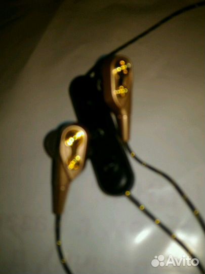 Беспроводные блютуз наушники. Играют громко