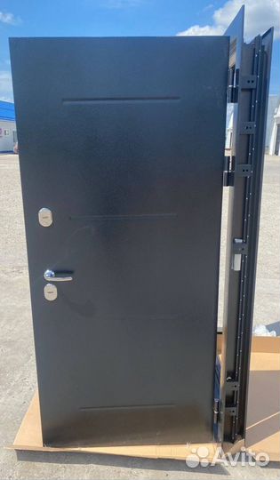 Дверь входная с терморазрывом с зеркалом