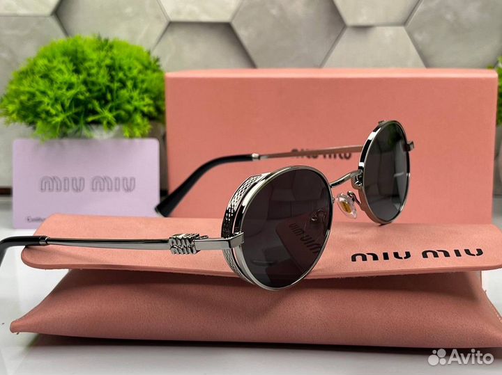 Солнцезащитные очки Miu Miu