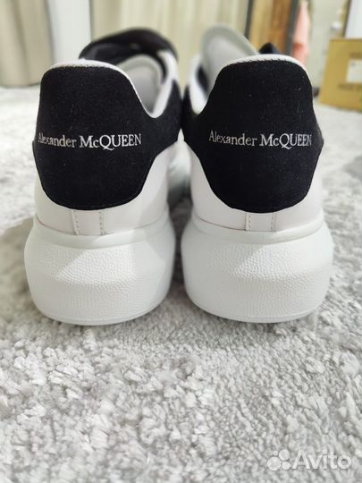 Кроссовки женские Alexander McQueen, белые