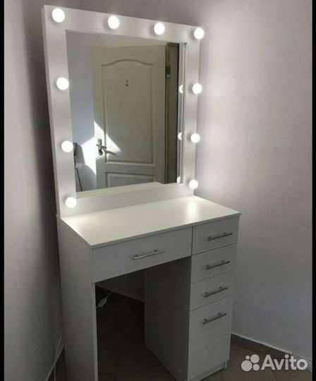 Туалетный столик с зеркалом новый
