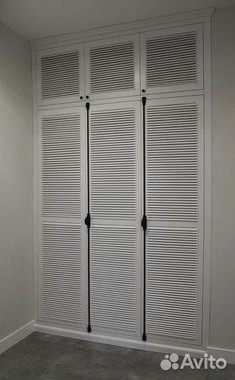 Встроенные шкафы с жалюзийными фасадами