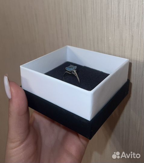 Кольцо серебро 925 с топазом 17,5