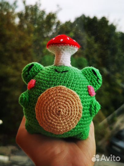 Вязаная игрушка - лягушка с грибочком