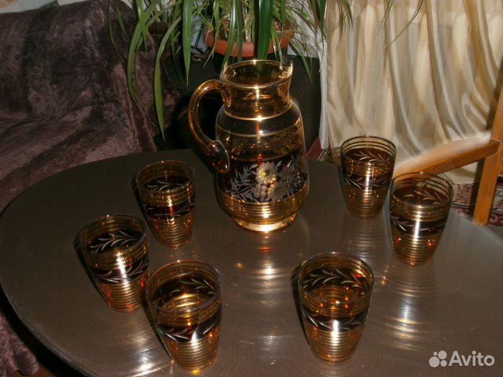 Кувшин и стаканы