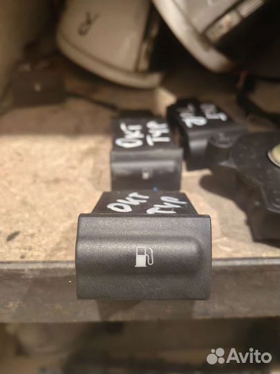 Кнопка шкода Октавия Тур кнопка открытия бака