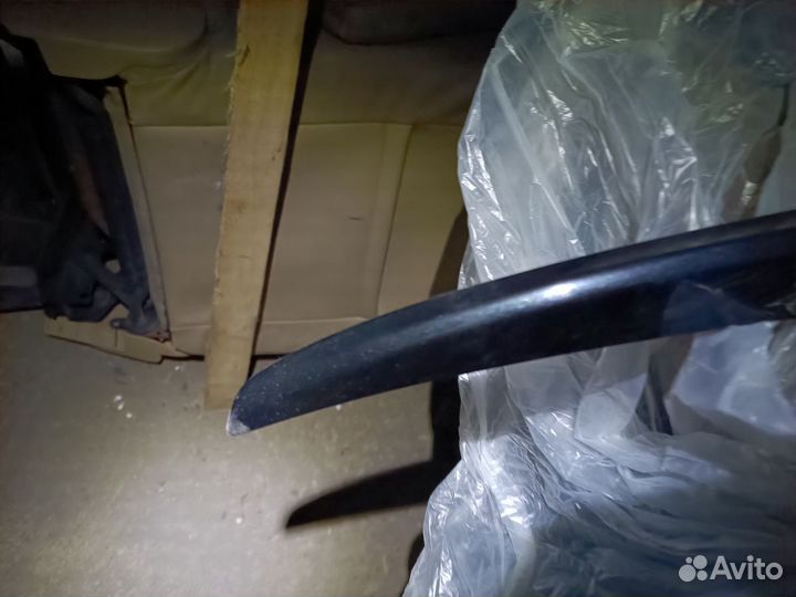 Черный спойлер на Toyota Corolla 180 2013-2017