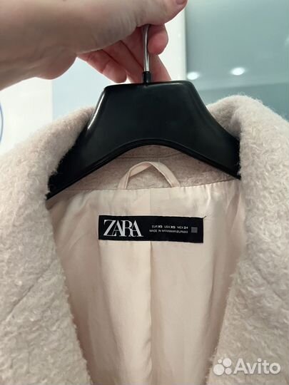 Пальто белое Zara с черными пуговицами