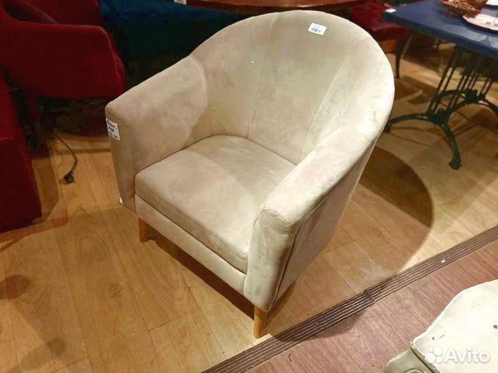 Кресло из велюра на ножках