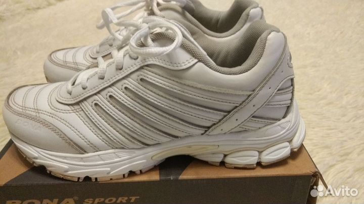 Кроссовки женские