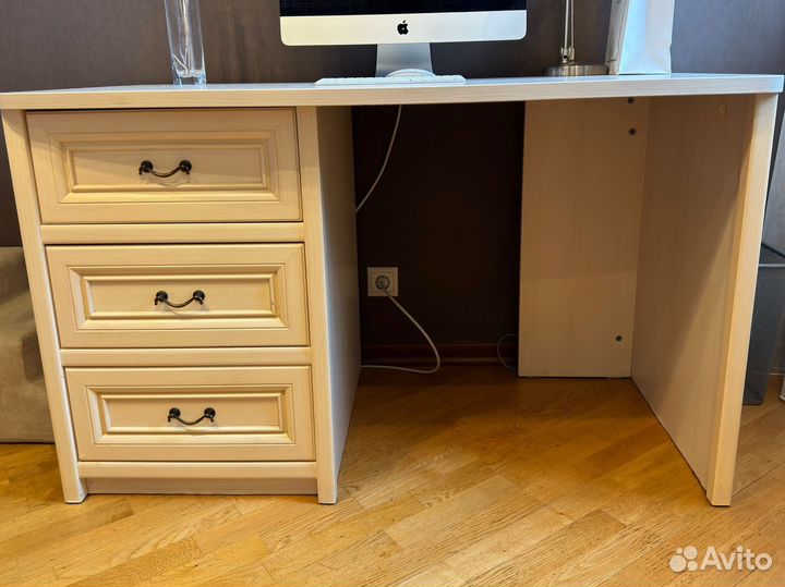 Письменный стол