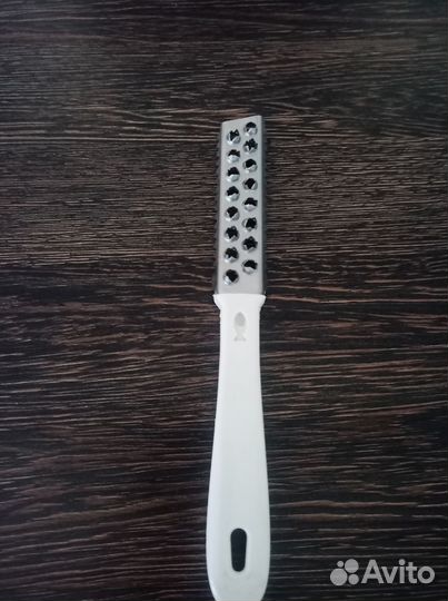 Тарелка, нож для чистки рыбы, формочки для кексов