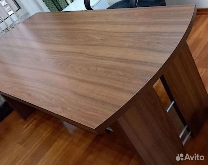 Стол руководителя с брифингом