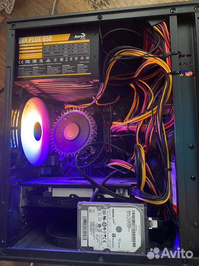 Игровой компьютер с монитором и клавиатурой