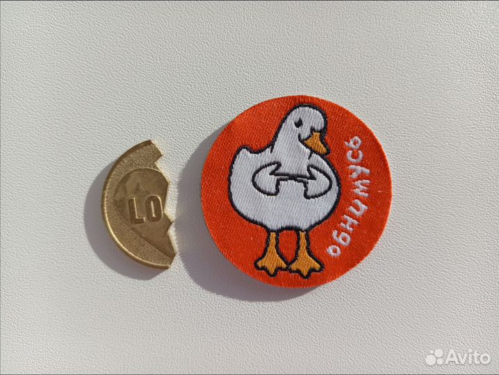 Наклейка и монета из Магнита