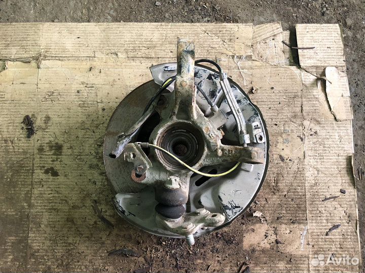 Toyota avensis кулак поворотный