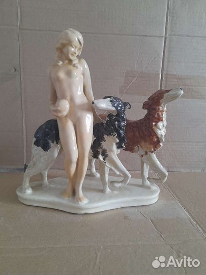 Статуэтка фарфоровая 