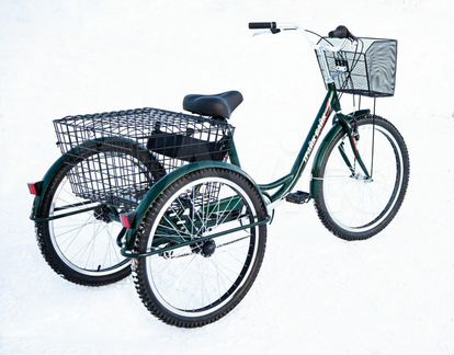 Трехколесный взрослый велосипед с корзиной