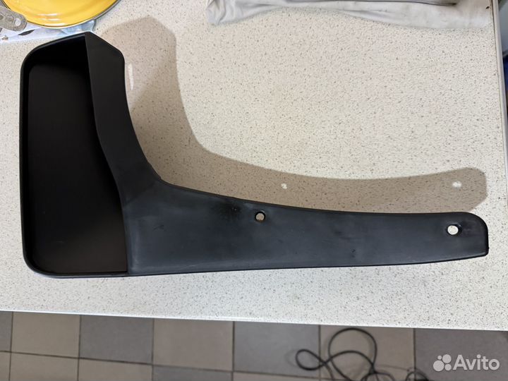 Брызговик задний левый Mitsubishi Outlander XL