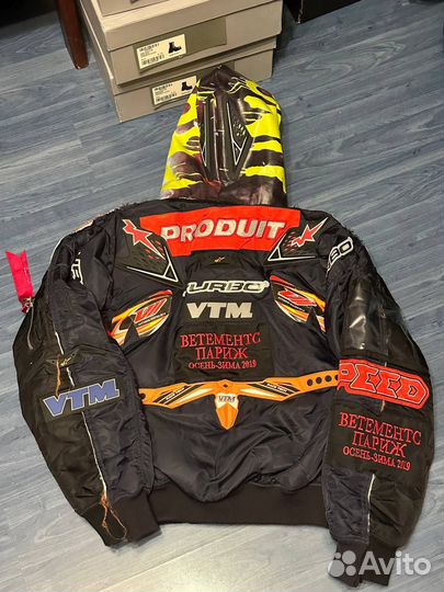На руках Vetements Alpfa Racing bomber