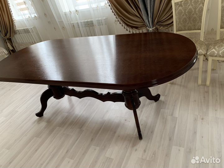 Стол для гостинной